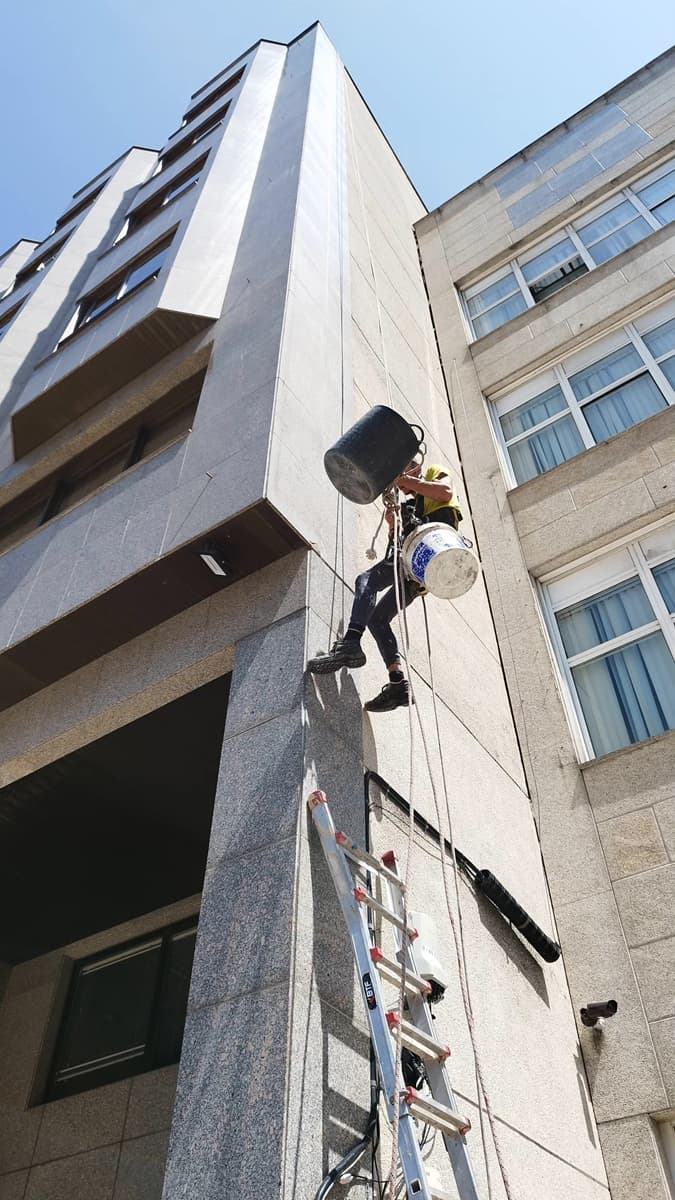 Trabajos verticales interiores y exteriores en Vigo